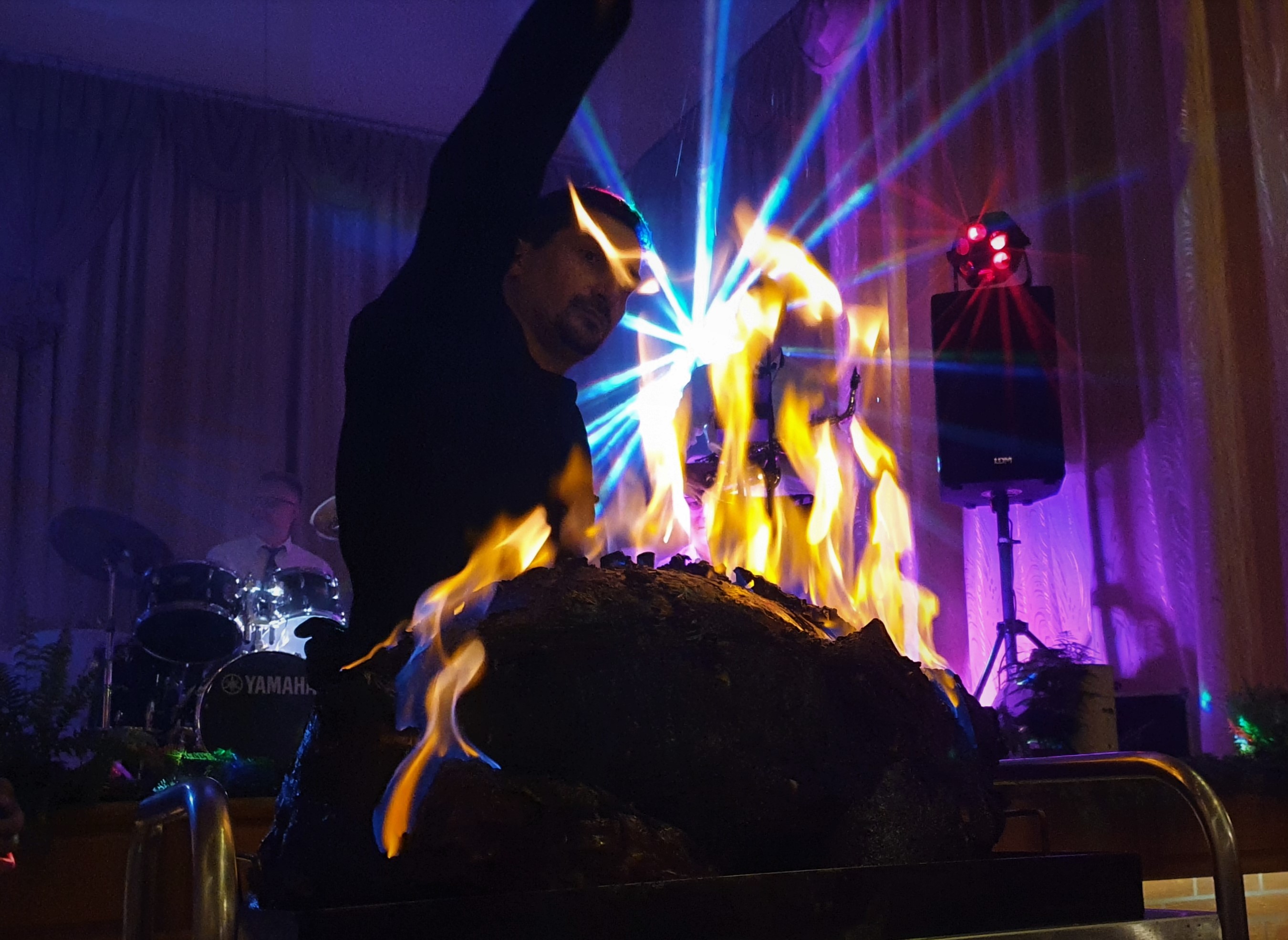 Serwowanie pieczeni na imprezie.